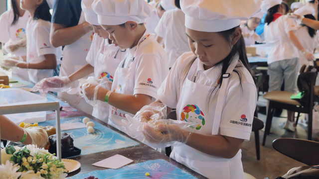 为期三天的营养探索夏令营,学生们还会通过特色美食制作、创意水果艺术贴画等