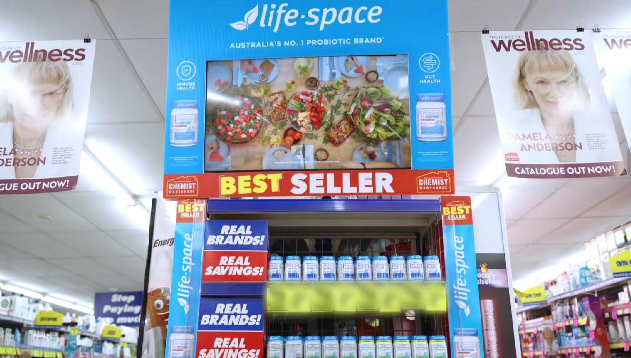 媒体实地走访澳洲头部连锁药房Chemist Warehouse发现，lifespace益生菌陈列于门店核心货架，品类布局完整、铺货稳定